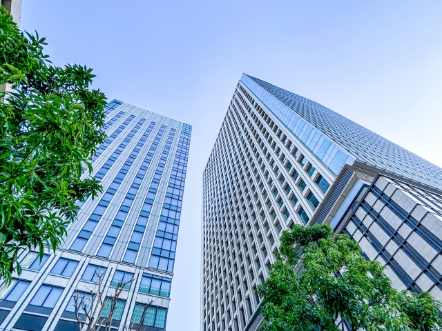 二つのそびえたつビル、固定資産税評価額方式と不動産鑑定評価の違いを比喩