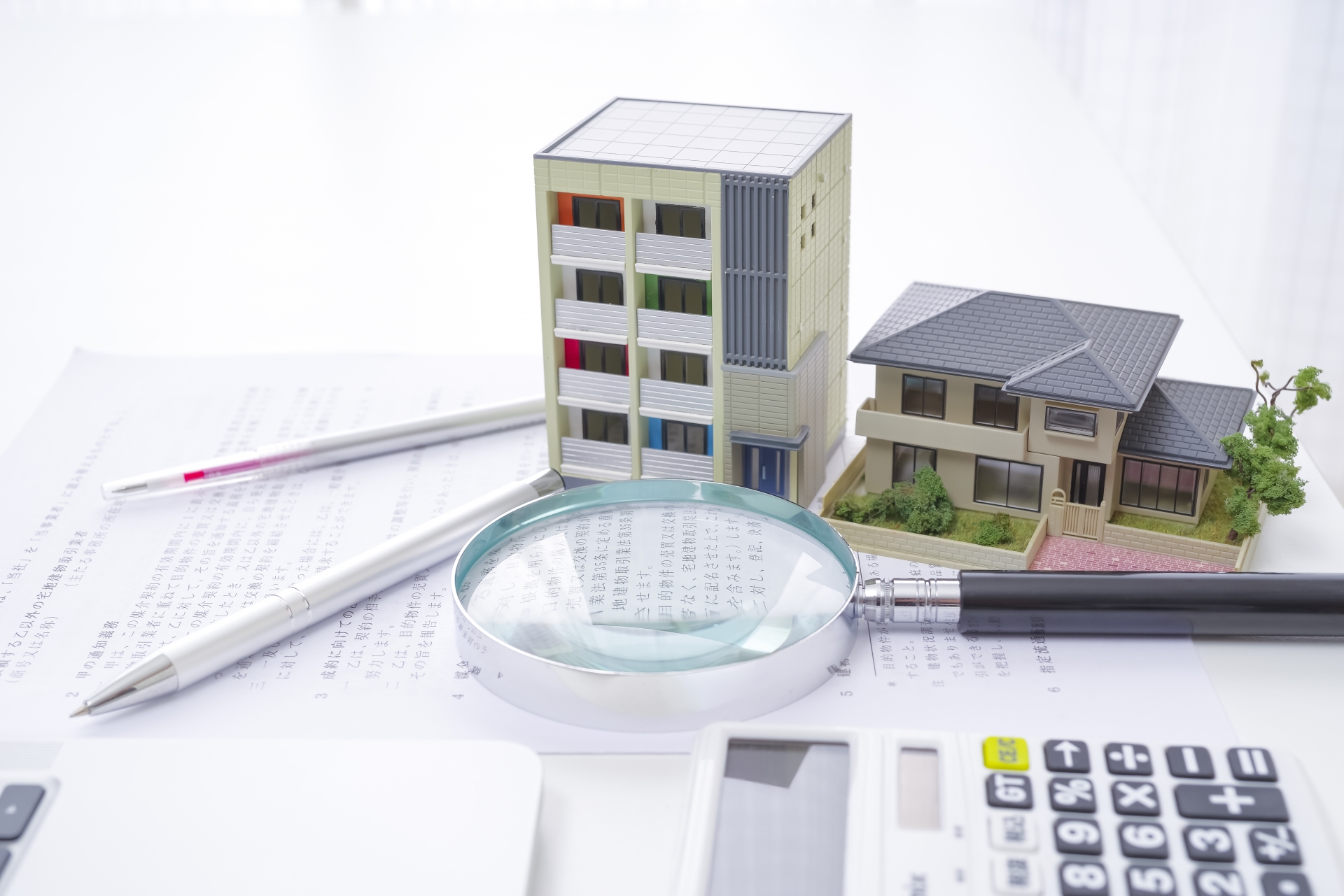 固定資産税評価額を用いた土地と建物の価格按分を示す不動産資料のイメージ